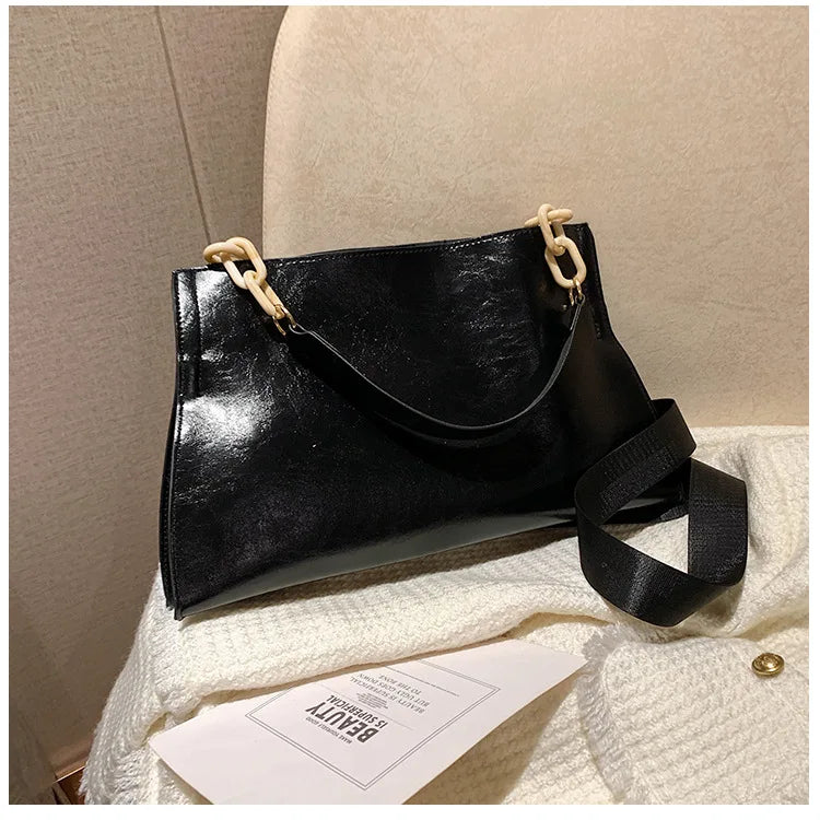 Elegant Shoulder Bag in Soft Leather | Spacious Fashionable Bag