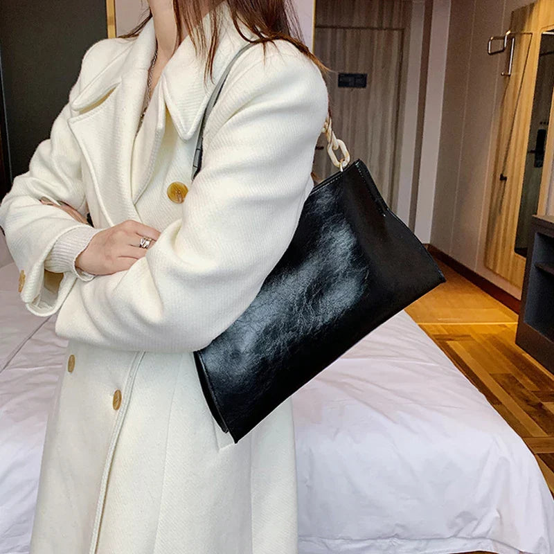 Elegant Shoulder Bag in Soft Leather | Spacious Fashionable Bag