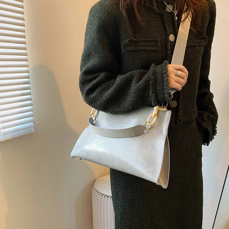 Elegant Shoulder Bag in Soft Leather | Spacious Fashionable Bag