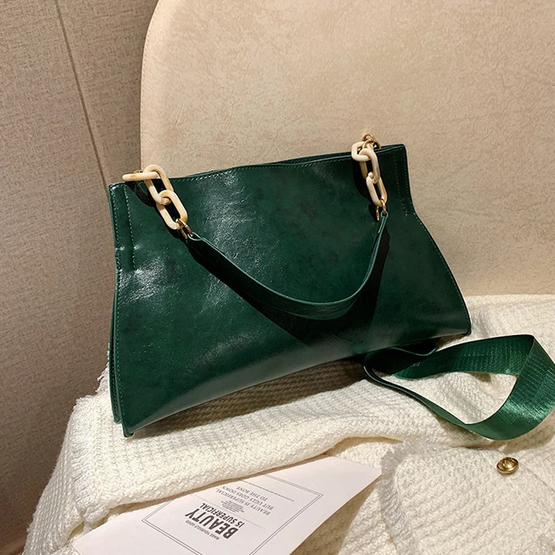 Elegant Shoulder Bag in Soft Leather | Spacious Fashionable Bag